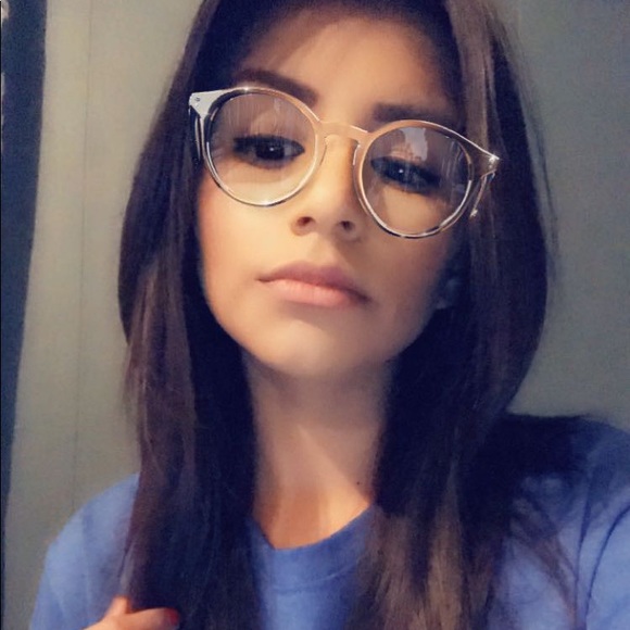 Meet your Posher, Siera - Picture 1 of 2